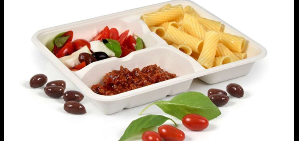 Bandeja de comida hecha de fibra vegetal compostable. 