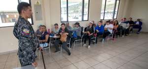 El sargento segundo Luis Vaca Pilatasig cuando dicta clases a un grupo de estudiantes en el complejo del GIR.