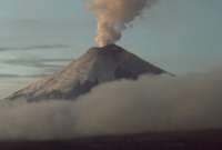 La nube de ceniza tendría unos 1800 metros de altura, según el IGE. 