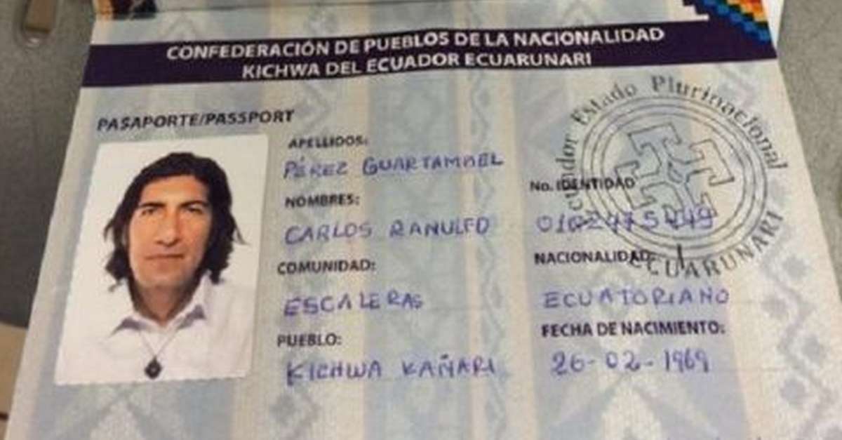 Fotograf&iacute;a del pasaporte ind&iacute;gena de Carlos P&eacute;rez que tiene los datos escritos a mano. 