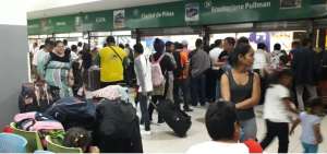 Venezolanos abarrotan terminal terrestre de Guayaquil