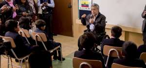 El Jefe de Estado, Len&iacute;n Moreno, durante la clase que imparti&oacute; en la Unidad Educativa Pablo Mu&ntilde;oz Vega de San Gabriel, en la provincia del Carchi.