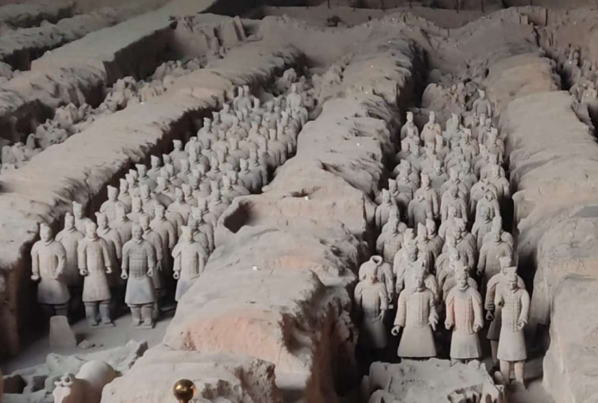 El Mausoleo de los Guerreros Terracota alberga a más de 8.000 figuras, entre soldados, generales, acróbatas, bailarines, músicos y animales como caballos, cisnes, patos y grullas. 