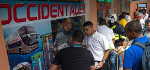 Pasajeros hacen fila para adquirir boletos a Esmeraldas.