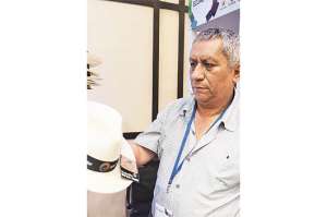 Edmundo Cedillo expuso su producto a los asistentes a la macrorrueda. Foto: Alfredo Piedrah&iacute;ta | El Tel&eacute;grafo