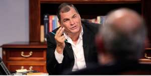 El presidente Rafael Correa habla al exministro de Finanzas, Mauricio Pozo, durante el debate televisivo, de la noche del mi&eacute;rcoles, donde se abord&oacute; la situaci&oacute;n econ&oacute;mica del pa&iacute;s. Foto: cortes&iacute;a / Presidencia de la Rep&uacute;blica 