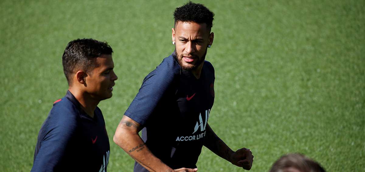 El PSG rechaz&oacute; la &uacute;ltima oferta del Barcelona para fichar a Neymar (derecha), pero las negociaciones entre ambos clubes contin&uacute;an.