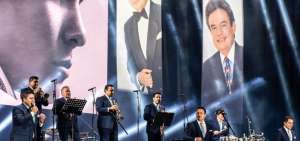 El escenario del Z&oacute;calo incluy&oacute; pantallas gigantes con im&aacute;genes del artista mexicano, mientras los participantes interpretaban lo mejor de su m&uacute;sica. 