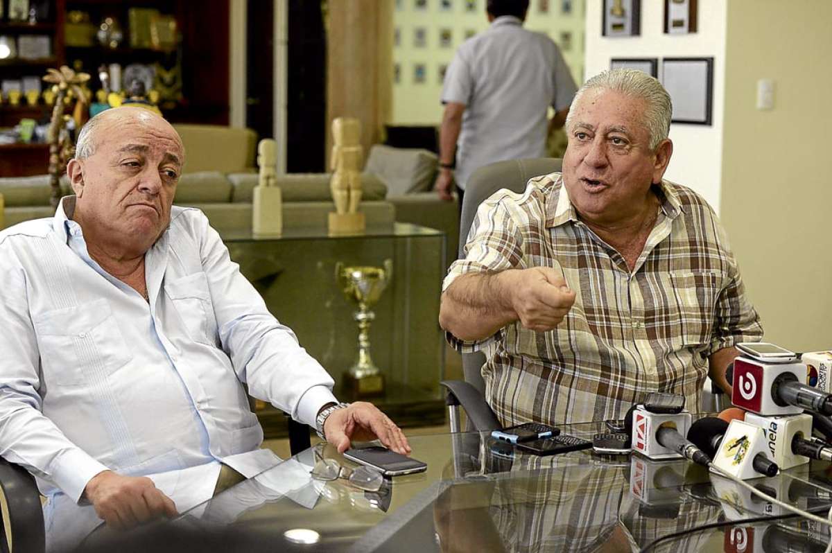 Luis Chiriboga (der.) en el interior de la oficina presidencial de la Ecuaf&uacute;tbol; Francisco Acosta lo acompa&ntilde;a. Foto: Lylibeth Coloma.