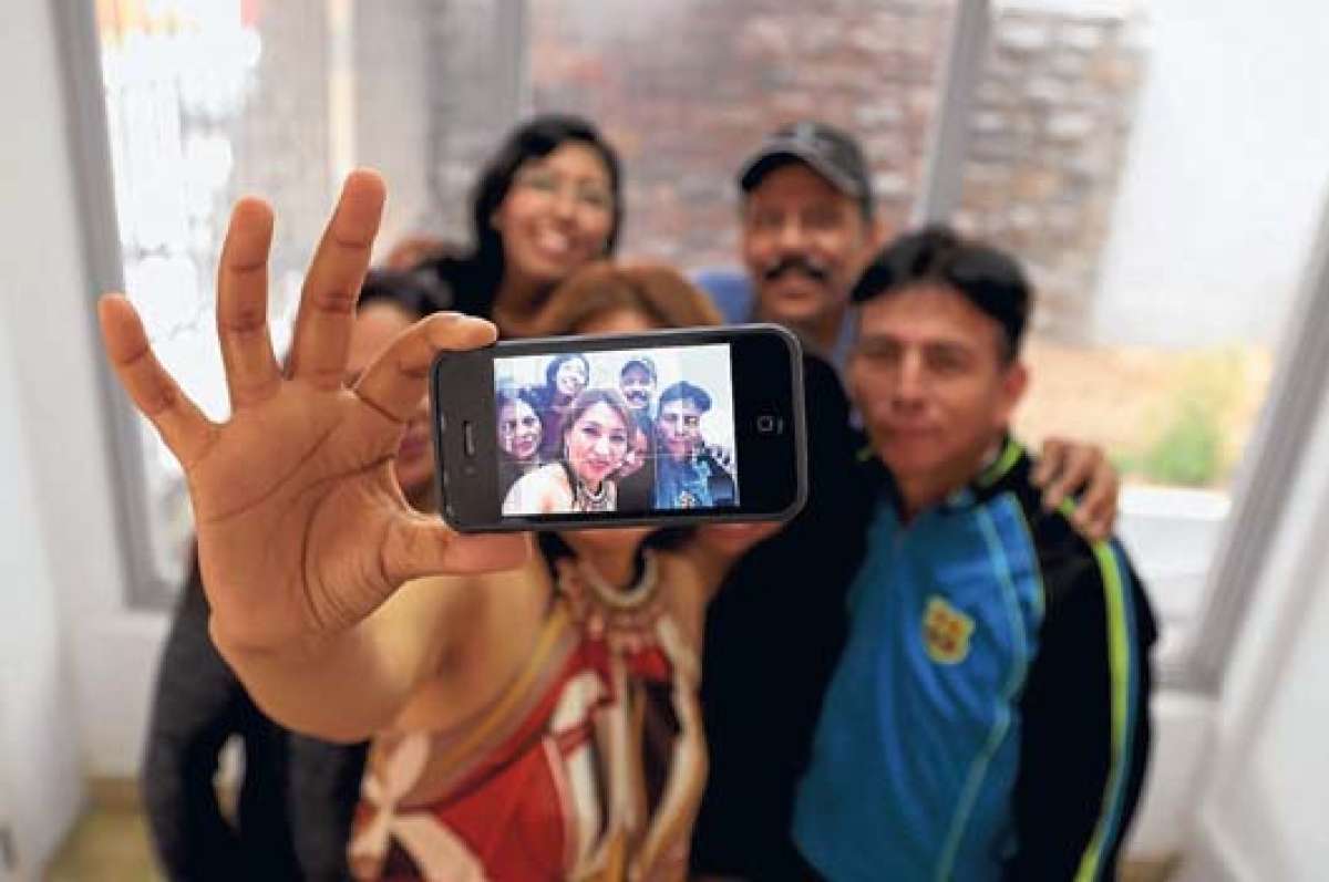 A diario se suben unas 350 millones de fotos a Facebook, el 50% es de los llamados selfies. Foto: tomado de  sitio web andina.com