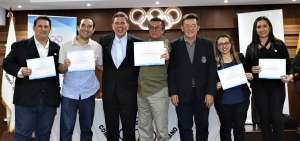 Augusto Mor&aacute;n (tercero de izquierda a derecha), presidente del COE, particip&oacute; en la clausura del evento que se realiz&oacute; en Guayaquil.