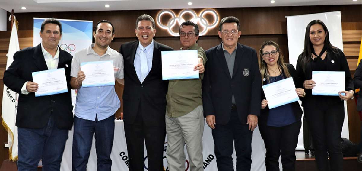 Augusto Mor&aacute;n (tercero de izquierda a derecha), presidente del COE, particip&oacute; en la clausura del evento que se realiz&oacute; en Guayaquil.