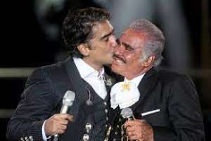 Alejandro Fern&aacute;ndez le canta a su padre Vicente durante el velorio