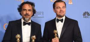 Alejandro Gonz&aacute;lez I&ntilde;&aacute;rritu posa junto a Leonardo DiCaprio con los premios obtenidos en los Globos de Oro.