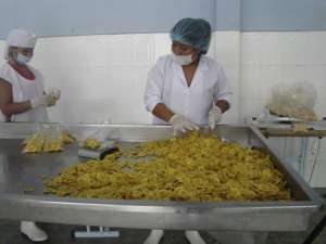 La Asociaci&oacute;n Agropecuaria y Pisc&iacute;cola tiene una planta de industrializaci&oacute;n de chifles de sal y dulce. Foto: Cortes&iacute;a
