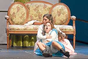 Kate Keller (Shany Nadan) con Helen (Arianne Tavernier), quien sufre ca&iacute;das durante la obra. Foto: Eduardo Escobar | El Tel&eacute;grafo