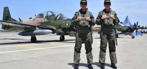 Las tenientes Mar&iacute;a Cueva (i) y Jazm&iacute;n P&eacute;rez (d) posan durante la ceremonia de graduaci&oacute;n como pilotos de combate, este viernes en la base a&eacute;rea de Manta (Ecuador).