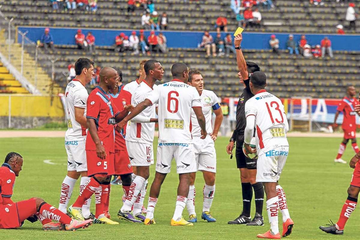 Liga de Loja sufri&oacute; 4 expulsiones el mi&eacute;rcoles pasado durante el partido ante Barcelona, en el estadio 9 de Mayo, de Machala. Foto: Tomado de Andes