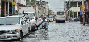 La calle Jos&eacute; Mascote, en Guayaquil, estuvo anegada varias horas, incluso despu&eacute;s de que concluyera la lluvia registrada entre las 04:00 y 08:00 de ayer.