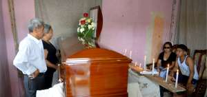 A las 12:00 de ayer, el cad&aacute;ver de Janeth Menoscal era velado en Dur&aacute;n y luego lo trasladaron a Babahoyo, donde estaban los restos de su esposo e hijos.