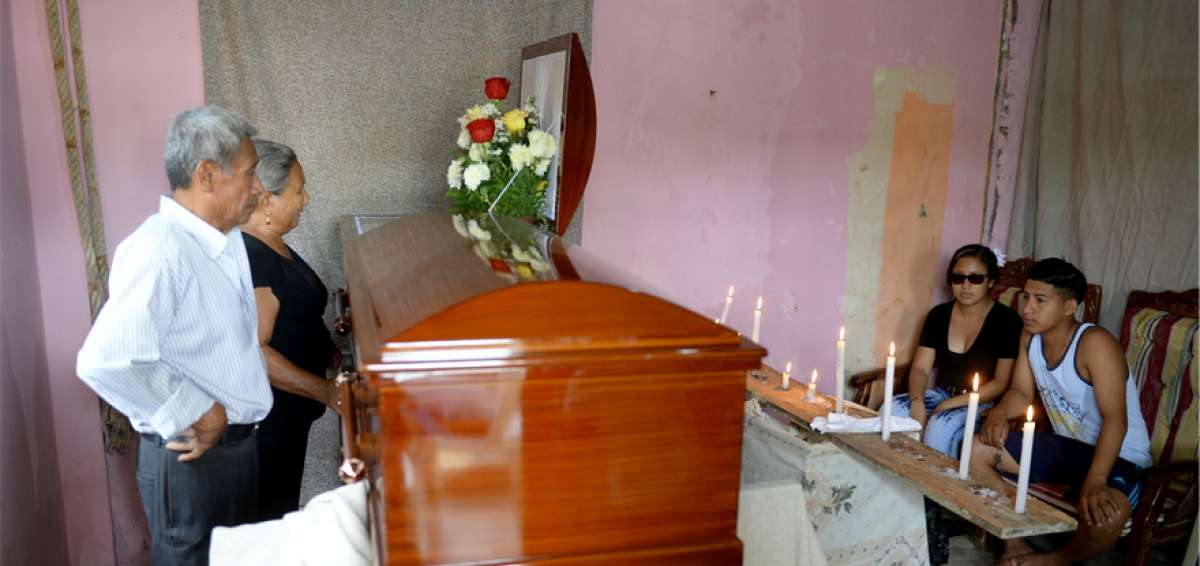 A las 12:00 de ayer, el cad&aacute;ver de Janeth Menoscal era velado en Dur&aacute;n y luego lo trasladaron a Babahoyo, donde estaban los restos de su esposo e hijos.