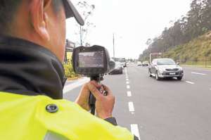 Los agentes civiles de tr&aacute;nsito miden el nivel de aceleraci&oacute;n mediante el uso de fotorradares. Foto: John Guevara/ El Tel&eacute;grafo