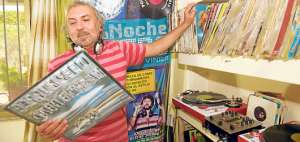 Miguel &Aacute;ngel Oyhenart (Mar del Plata, 1956) ha grabado m&aacute;s de 50 discos, uno de los que tuvo m&aacute;s &eacute;xito fue 30 pegaditas de oro, que vendi&oacute; 150 mil copias. Foto: Miguel Castro/ El Tel&eacute;grafo