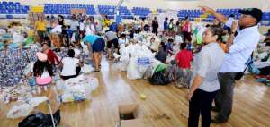 El vicepresidente Jorge Glas supervisa la entrega de ayuda humanitaria en Manta, donde el barrio Tarqui fue el m&aacute;s destruido por el terremoto del s&aacute;bado.