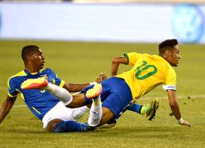 El zaguero central ecuatoriano, Frickson Erazo (i), marca fuertemente desde el piso al delantero y capit&aacute;n de la selecci&oacute;n brasile&ntilde;a, Neymar (d.). Foto: AFP.