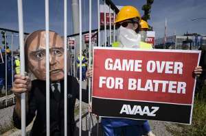 Manifestantes durante protestas en Z&uuml;rich exigen la renuncia de Blatter. Foto: AFP