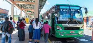 El cobro irregular de pasajes se mantiene en el transporte intraparroquial capitalino, denuncian los usuarios.