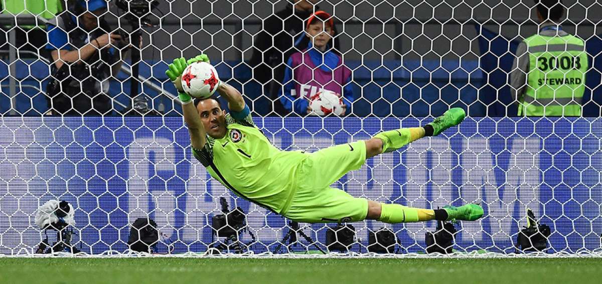  Claudio Bravo ataj&oacute; tres disparos desde el punto penal y fue declarado figura del partido jugado el mi&eacute;rcoles pasado ante Portugal.