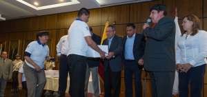 Wilmer Santacruz (derecha) explica la propuesta del sector, mientras el asamble&iacute;sta Augusto Espinosa recibe la documentaci&oacute;n.