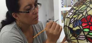 Jackeline Jim&eacute;nez  se dedica a la elaboraci&oacute;n de vitrales. Ella asegura que la actividad demanda de mucha creatividad y esfuerzo.