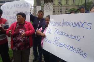 En las calles 10 de Agosto y Espa&ntilde;a, en Riobamba, los comerciantes de c&aacute;rnicos protestaron y pidieron la apertura del camal. Foto: Elizabet Maggi para El Tel&eacute;grafo