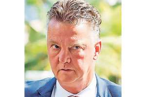 Luis Van Gaal, orgulloso de su defensa joven 