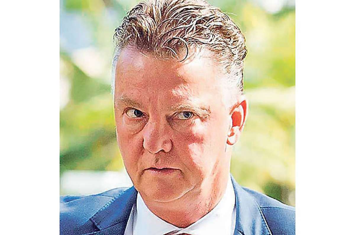 Luis Van Gaal, orgulloso de su defensa joven 