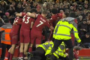 Hincha del Liverpool casi lesiona a tres jugadores en el festejo del séptimo gol