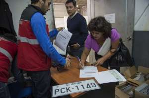 El proceso para retirar las placas no demora m&aacute;s de 5 minutos. Foto: Fernando Sandoval/ EL TEL&Eacute;GRAFO. 