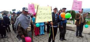 En Huaca, un grupo de 75 &lsquo;abuelitos&rsquo; con globos y carteles de mensajes positivos emprendi&oacute; una caminata  para exigir respeto a sus derechos.