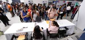 Desde las 09:00, j&oacute;venes aspirantes a un empleo acudieron a los stands de la feria a entregar sus hojas de vida para optar por un futuro empleo.