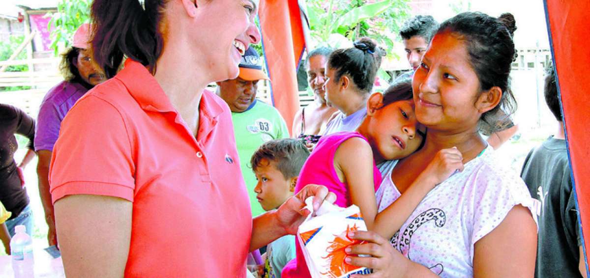 Catalina Ayala, candidata por el Distrito 4 de CD, entrega medicinas gratis a una de las habitantes de Milagro.