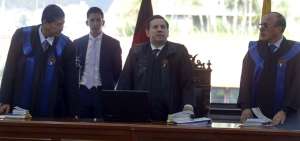 De izquierda a derecha: Jos&eacute; Layedra, Iv&aacute;n Le&oacute;n y Javier de la Cadena, quienes integran el Tribunal de juzgamiento.