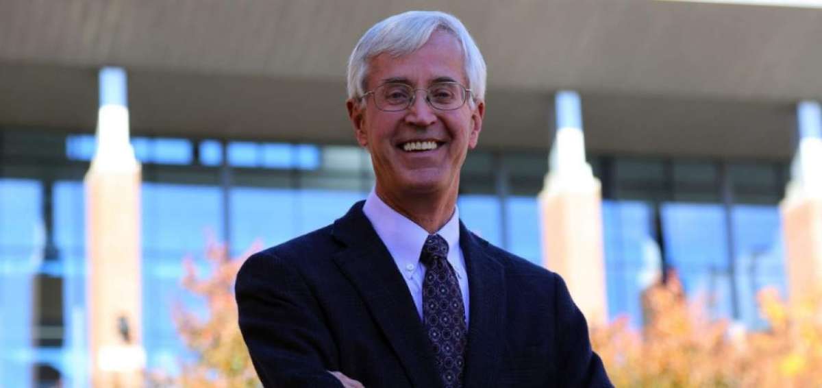 Daniel Larson, rector saliente, presidir&aacute; el comit&eacute; que designar&aacute; a su sucesor.