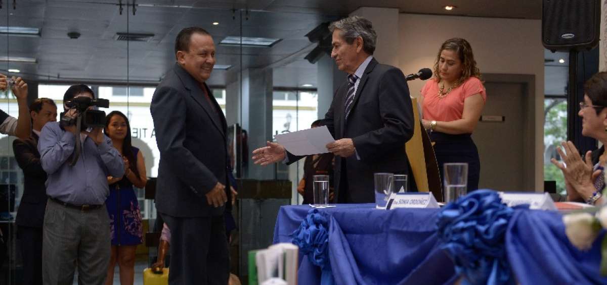 En el sal&oacute;n del Museo Nahim Isa&iacute;as de Guayaquil se desarroll&oacute; la ceremonia de lanzamiento de los libros.