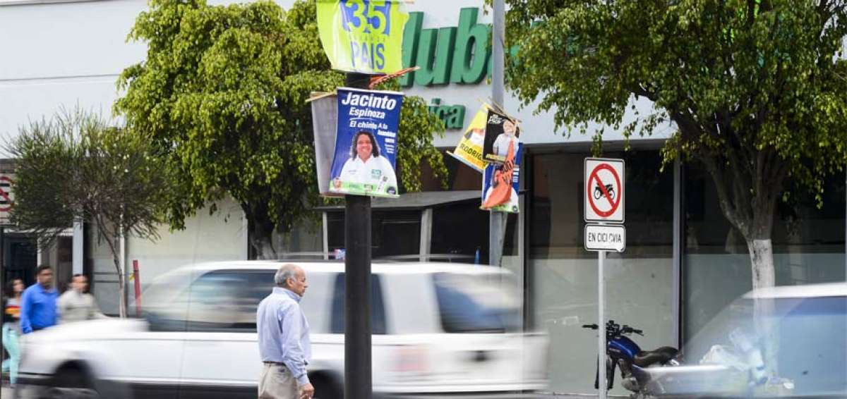 En las avenidas Col&oacute;n y Amazonas, en Quito, contin&uacute;an en los espacios p&uacute;blicos afiches y banderas de candidatos.
