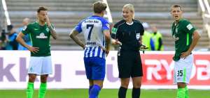 Hertha y Werder Bremen empatan en hist&oacute;rico partido dirigido por una mujer