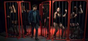 Estudiantes de la academia Fama en Quito se preparan en la actuaci&oacute;n recreando  una  escena del musical Chicago que presentaron como finalizaci&oacute;n del m&oacute;dulo. 