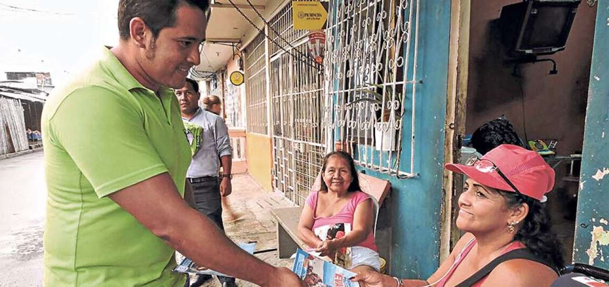 Ronny Aleaga, de las juventudes de PAIS, explica en El Cisne 2 (Guayaquil) el contenido de la pregunta.