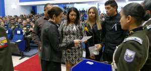 La ministra del Interior, Mar&iacute;a Paula Romo, entrega el reconocimiento a los familiares de la agente fallecida.